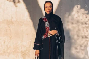 أحدث صيحات العبايات السوداء في خريف 2022