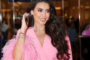 إطلالات نجمات باللون الوردي في شهر أكتوبر الوردي