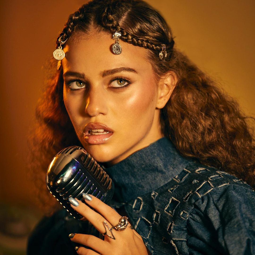 المغنية الفلسطينية الشيلية إليانا تصل إلى دبي