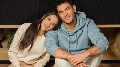 صورة جديدة تجمع بين مراد يلدريم وزوجته وإبنتهما