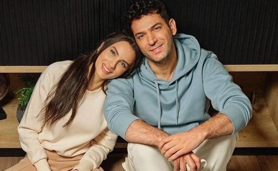 صورة جديدة تجمع بين مراد يلدريم وزوجته وإبنتهما