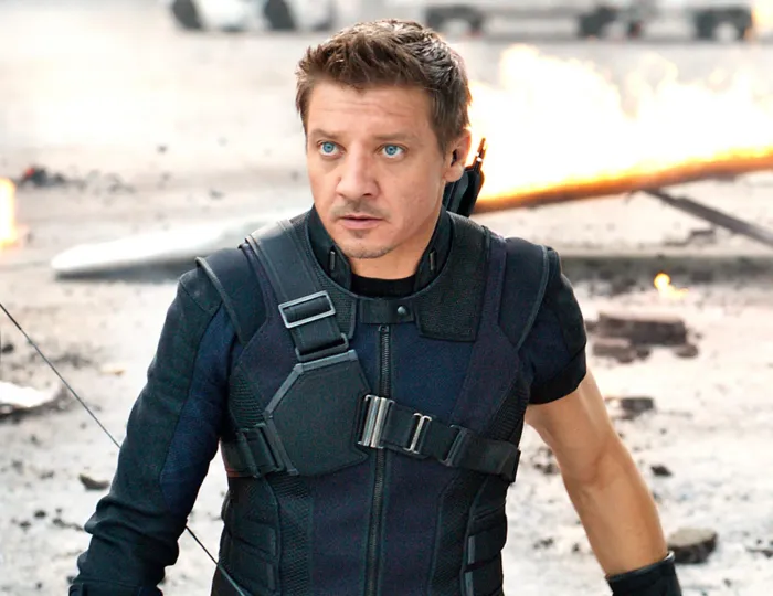 تعرض جيريمي رينر لحادث كبير وحالته الصحية حرجة