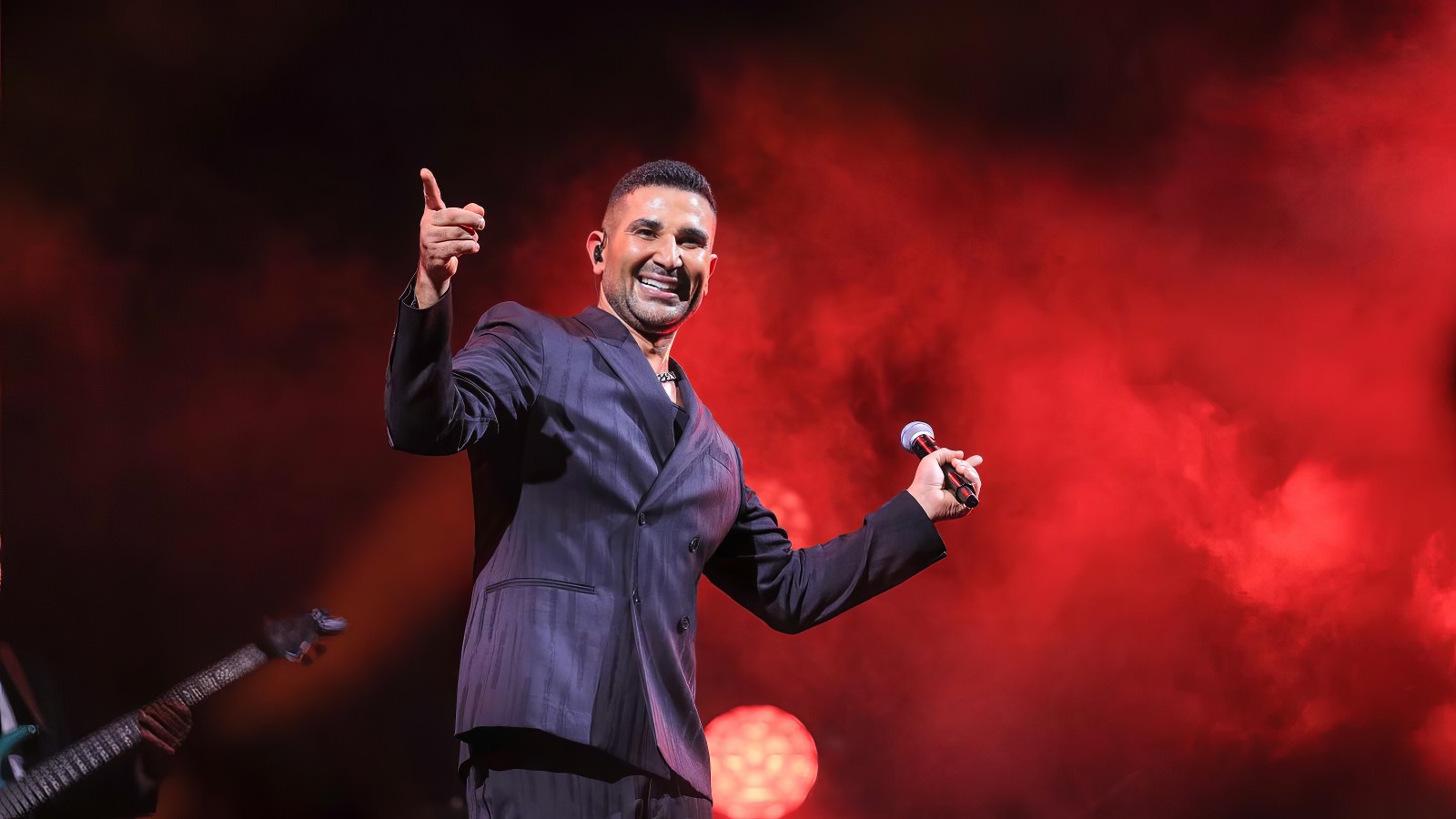 أحمد سعد يثير الجدل بمشهد استحمامه وينشر فيديو جديداً من داخل طائرة خاصة