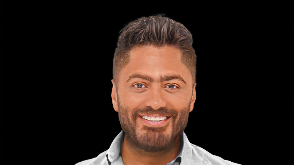 تامر حسني يقوم بعرض خطير أمام محبيه: طار 120 متراً في الهواء