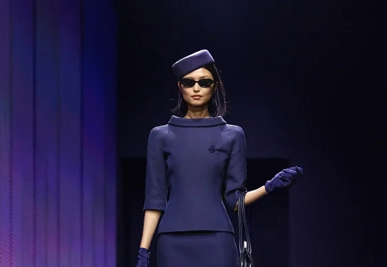 مصمم الأزياء السعودي محمد آشي يتعاون مع طيران الرياض