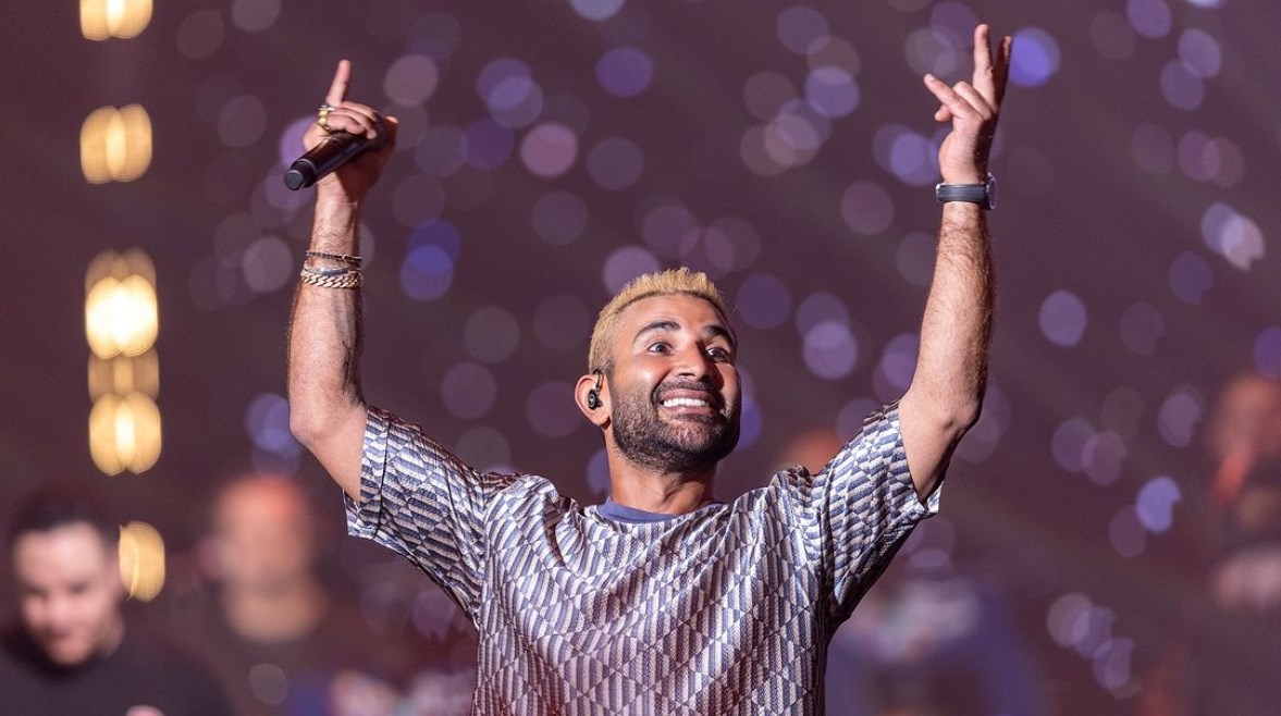 سعودي وأسمر وعيونه خضرا أحمد سعد يهدي أغنية للشعب السعودي في حفله الأخير