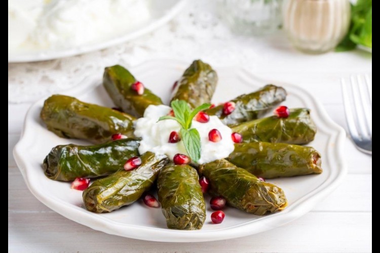 محشي ورق عنب باللبنة والجوز