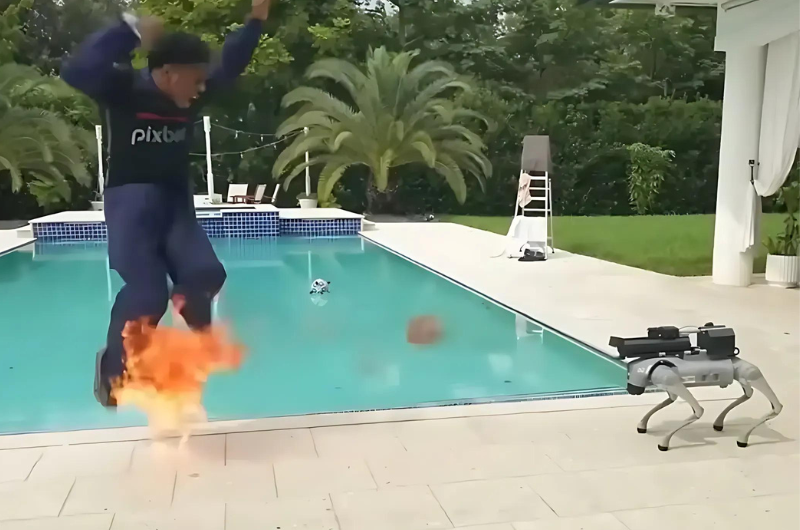 كلب روبوتي قاذف للهب يبصق النار على يوتيوبر بعد فشل أمر النباح