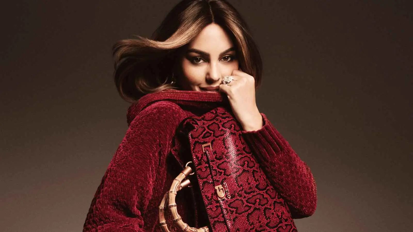 جورجينا رودريغيز تتألق في حملة GUESS العالمية لموسم أعياد 2024
