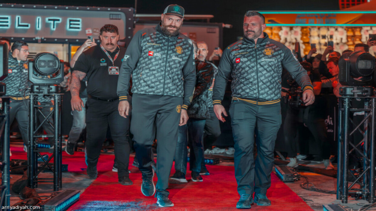 النزال المرتقب بين أوسيك وفيوري ضمن فعاليات موسم الرياض