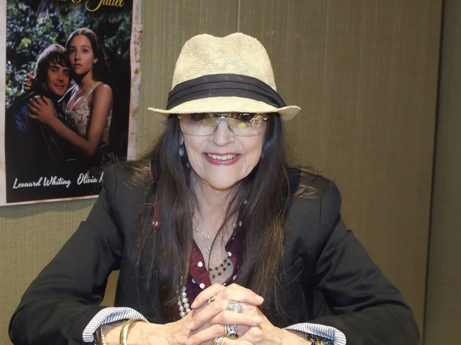 رحيل أوليفيا هوسي نجمة روميو وجوليت عن عمر يناهز 73 عامًا