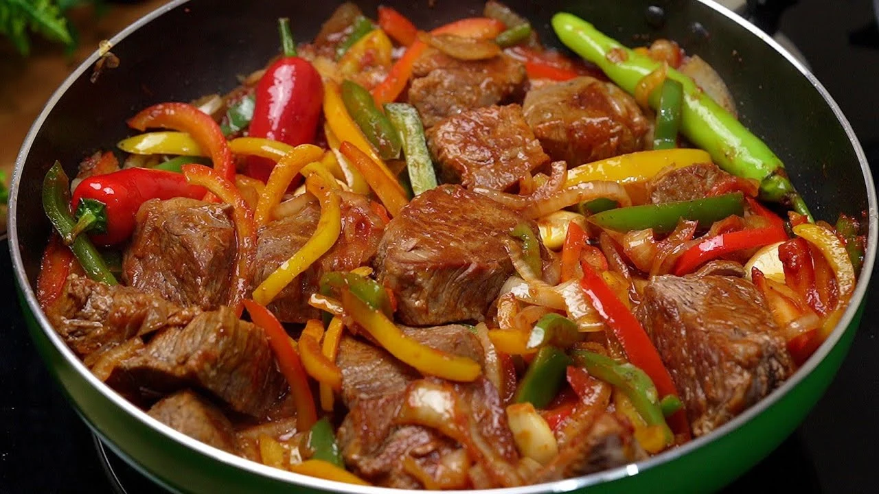 طريقة تحضير طاجن اللحمة بالبصل والفلفل والطماطم بخطوات سهلة وبسيطة