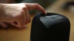 أبل تؤجل إطلاق مركز المنزل الذكي بسبب تحديات Siri